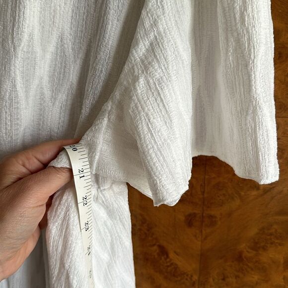 White blouse  - Picture 4 of 8